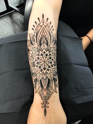  Tatouage mandala sur l'avant bras